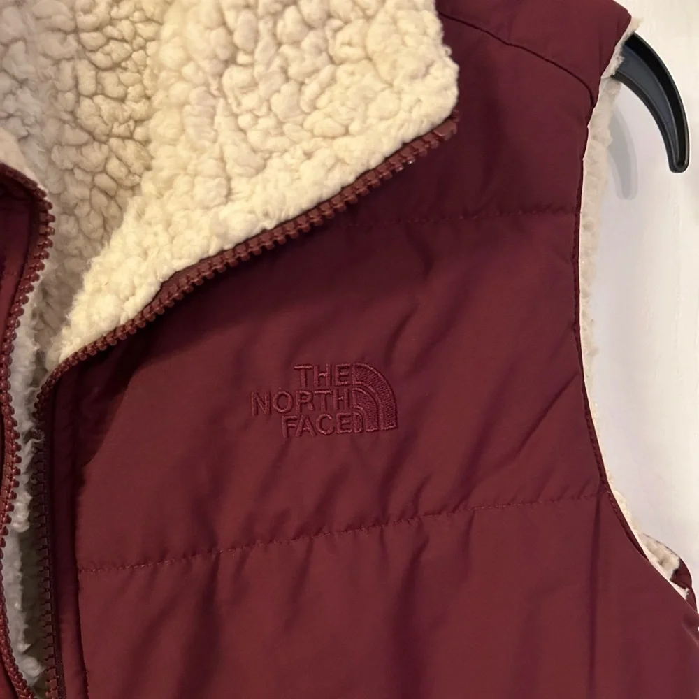 The North Face Merriewood Reversible Vest Women’s Small Maroon Sherpa - Picture 3 of 14
